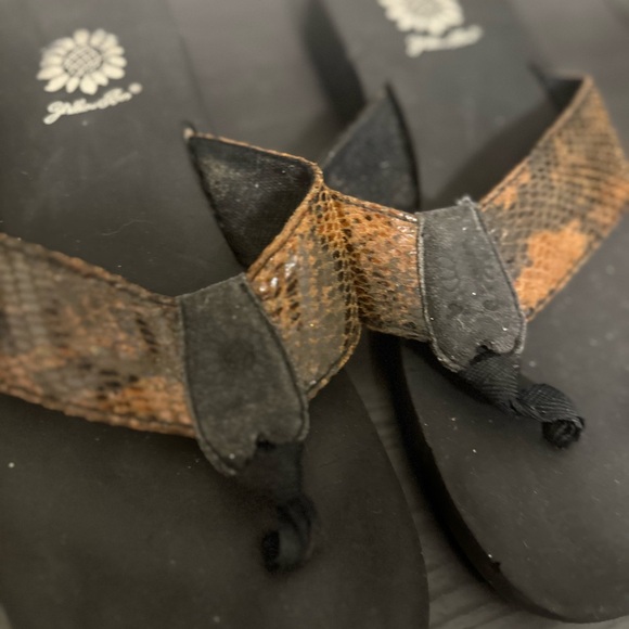 🛍️Yellow Box Women's Black and Tan Snakeskin Sandals - Picture 3 of 5